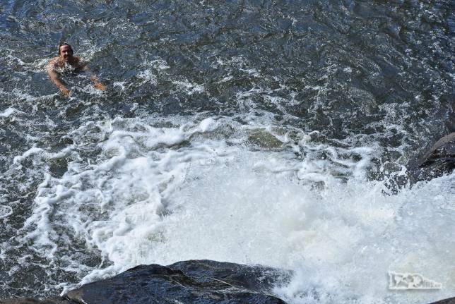 Um delicioso mergulho no Salto del Penitente, na região de Villa Serrana, no Uruguai